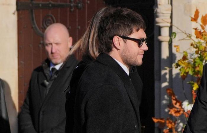 I compagni di band degli One Direction di Liam Payne, Harry Styles e Louis Tomlinson tra le persone in lutto mentre si svolge il funerale | Enti e notizie sulle arti