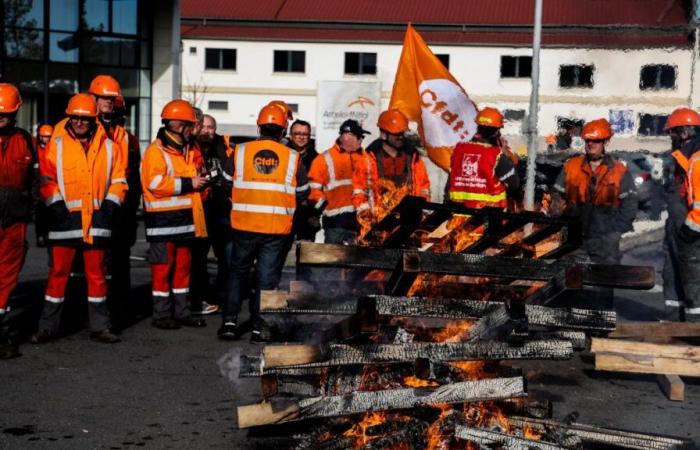 I dipendenti ArcelorMittal di Reims sfogano la loro rabbia dopo l'annuncio della chiusura dello stabilimento