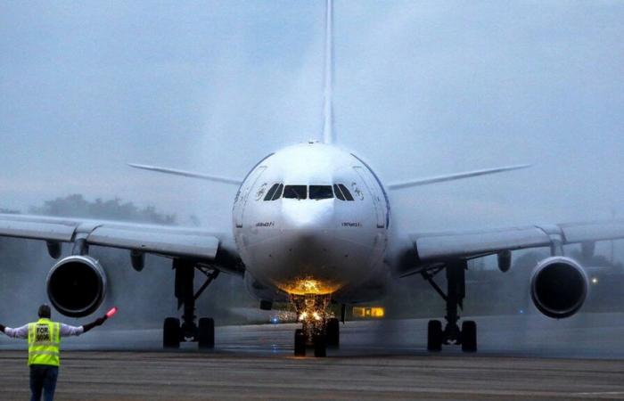 Uno “strano odore”: i servizi di emergenza esaminano un aereo all’aeroporto di Schiphol, nei Paesi Bassi