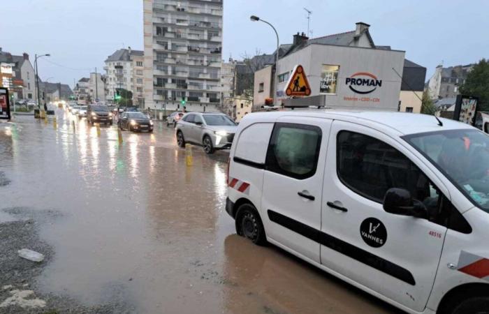 con forti piogge, l'acqua straripa e allaga le strade