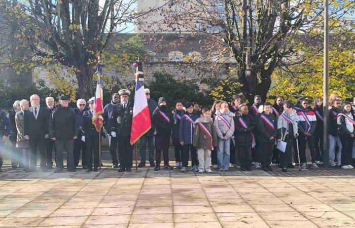 Nogent-sur-Oise. Gli abitanti di Nogent, a centinaia, hanno reso omaggio al loro primo deputato, Hervé Roberti