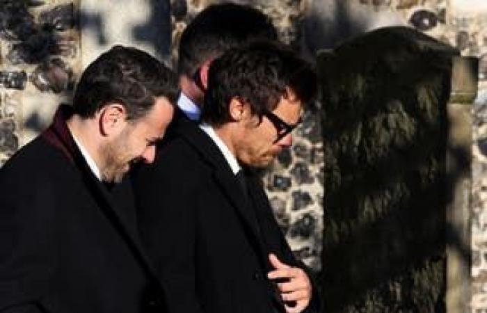 Ultimo funerale di Liam Payne: Harry Styles e Kate Cassidy tra le persone in lutto nella foto fuori dalla chiesa