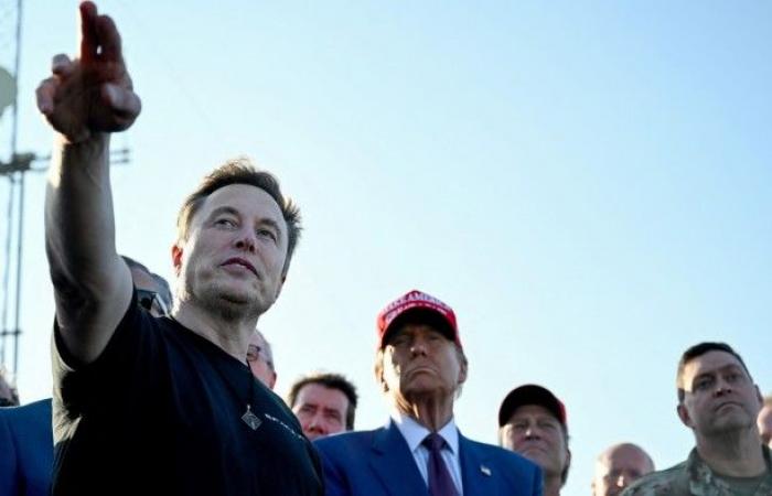 SpaceX abbandona il tentativo di catturare il booster dell’astronave mentre Donald Trump osserva