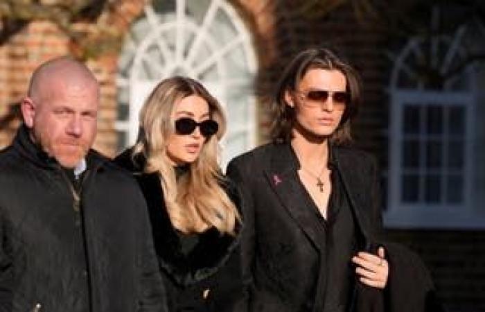 Ultimo funerale di Liam Payne: Harry Styles e Kate Cassidy tra le persone in lutto nella foto fuori dalla chiesa