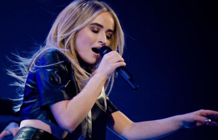 Prete di New York licenziato dopo aver permesso che il video musicale di Sabrina Carpenter venisse girato nella sua chiesa