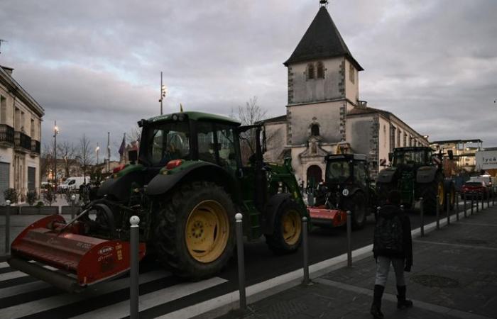 terzo giorno di mobilitazione, il governo condanna blocchi e danni