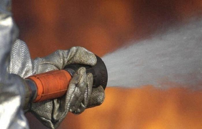 Mosa. Un violento incendio distrugge un garage e getta la città nell’oscurità