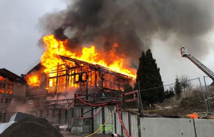 Un grande incendio in uno chalet nella località di Les Gets: feriti i vigili del fuoco