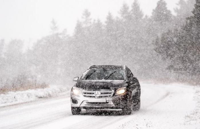 Cadrà più neve nel fine settimana mentre il Met Office emette un avviso di inondazioni | Notizie dal Regno Unito