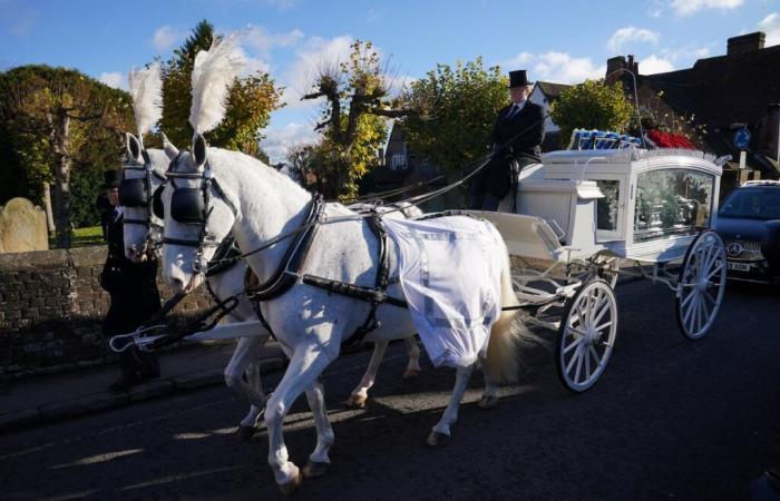 La folla tace quando la bara di Liam Payne arriva in chiesa dove si sta svolgendo il funerale