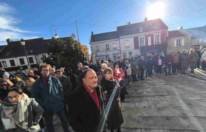 Nogent-sur-Oise. Gli abitanti di Nogent, a centinaia, hanno reso omaggio al loro primo deputato, Hervé Roberti