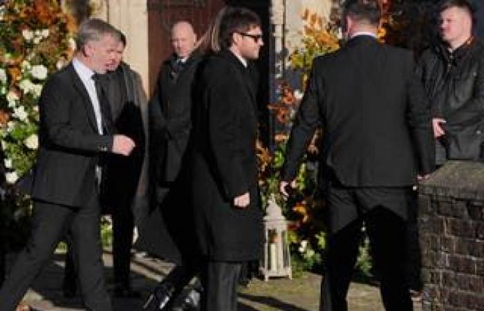 Ultimo funerale di Liam Payne: i compagni di band della star degli One Direction e la fidanzata Kate Cassidy in una foto fuori dalla chiesa