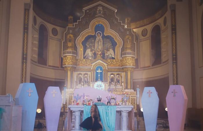 Il video della chiesa di Lurid Sabrina Carpenter mette il prete nei guai