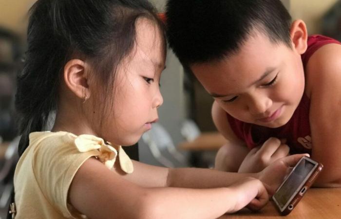 La Cina vuole limitare a un’ora il tempo che gli adolescenti trascorrono davanti al proprio smartphone