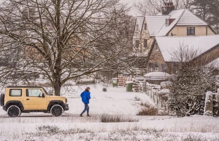 Cadrà più neve nel fine settimana mentre il Met Office emette un avviso di inondazioni | Notizie dal Regno Unito