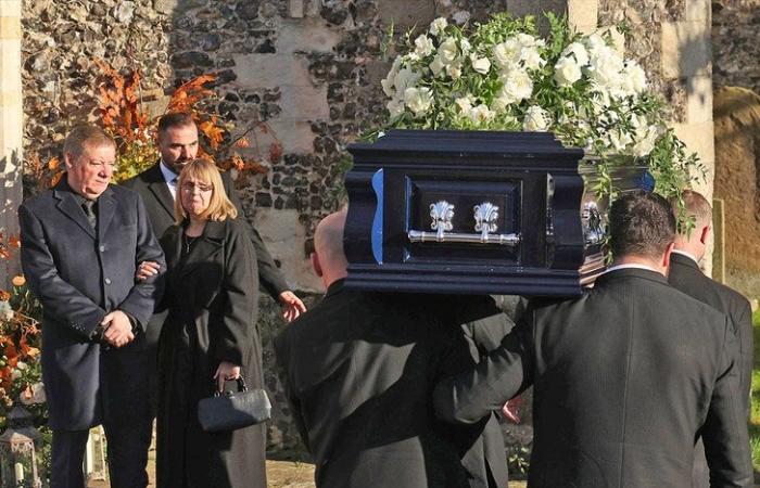 Harry Styles e i membri degli One Direction arrivano al funerale di Liam Payne