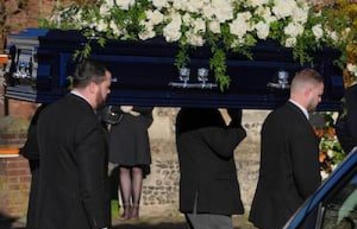 La folla tace quando la bara di Liam Payne arriva in chiesa dove si sta svolgendo il funerale