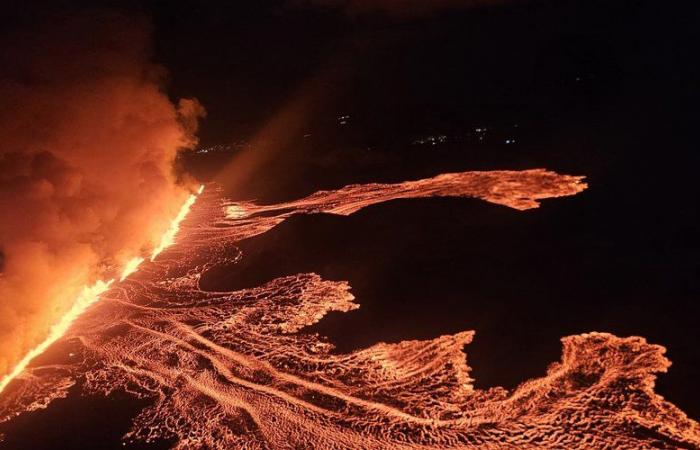 Vulcano in eruzione in Islanda, evacuato il villaggio vicino