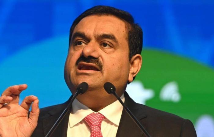 Il magnate indiano Gautam Adani indagato per corruzione, il suo gruppo crolla in Borsa