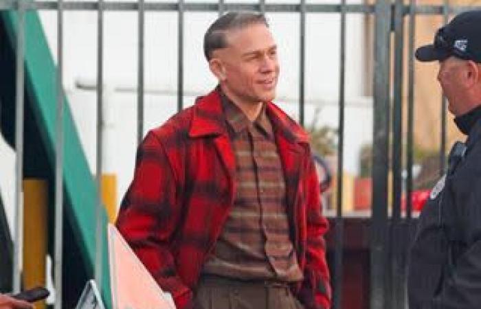 Charlie Hunnam interpreta il ruolo del serial killer Ed Gein sul set di “Monster” di Ryan Murphy