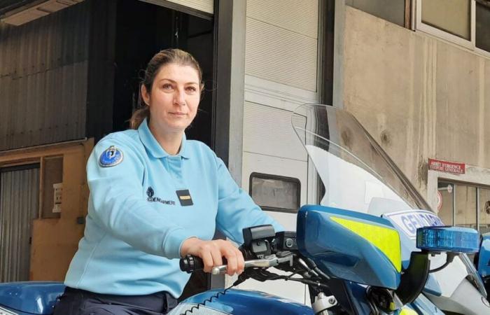 L'ex giocatrice di pallamano D1, il maresciallo Emelyne Lopez è l'unica donna a guidare una motocicletta della gendarmeria a Gard