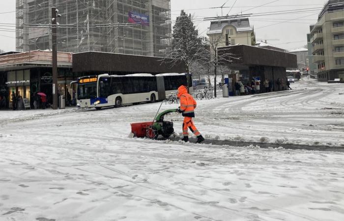 In alcuni punti la neve cade fino in pianura provocando numerosi incidenti – rts.ch