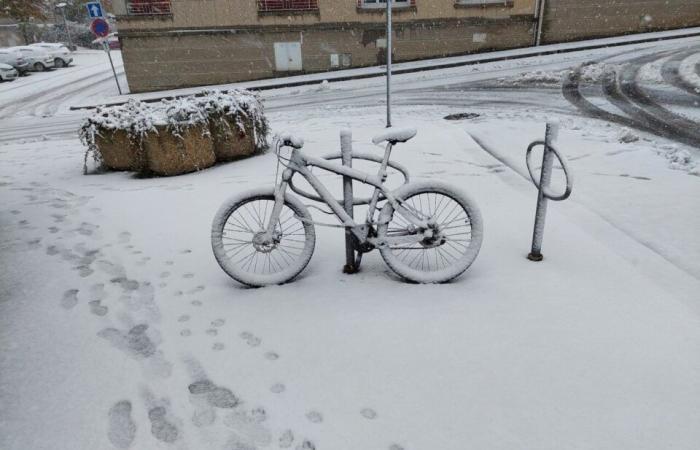 NELLE IMMAGINI. Il paese di Flers si risveglia sotto la neve: un decoro natalizio