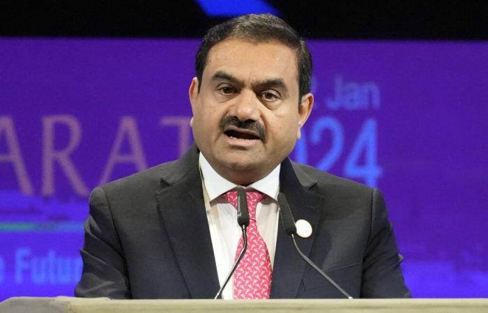 Accusato di aver frodato gli investitori americani, il miliardario indiano Adani viene processato a New York