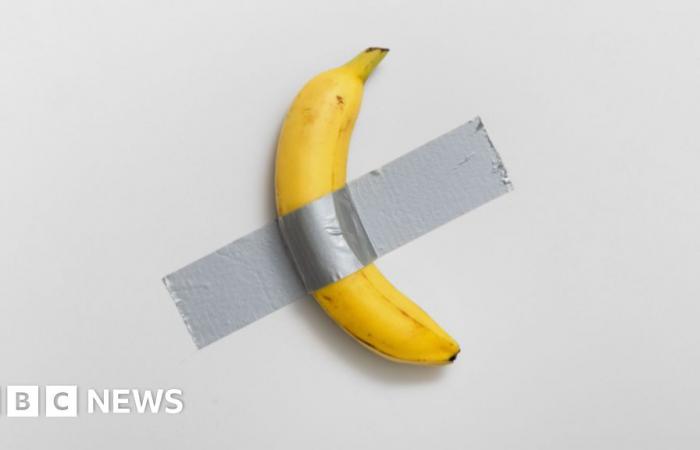 Un'opera d'arte con una banana fissata con nastro adesivo è stata messa all'asta per 6,2 milioni di dollari a New York