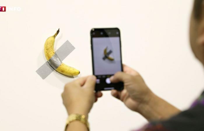 Una banana attaccata al muro: questa controversa opera d'arte di Maurizio Cattelan viene venduta per 6,2 milioni di dollari