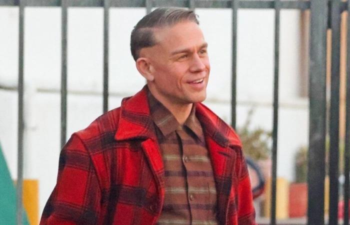 Charlie Hunnam interpreta il ruolo del serial killer Ed Gein sul set di “Monster” di Ryan Murphy