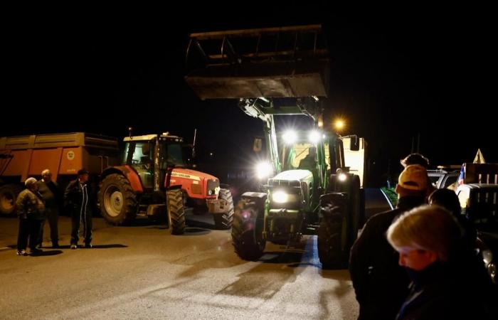 300 tonnellate di letame ad Angoulême, grande blocco a Ruffec: gli agricoltori cambiano marcia (video)