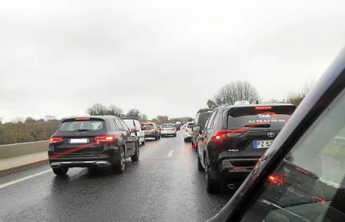 LIVE – I taxi arrabbiati del Finistère bloccano in gran parte la rotonda di Pen-ar-C’hleuz, riunione in corso nella sottoprefettura [Vidéo]