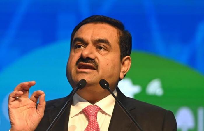 Il miliardario indiano Adani, vicino a Narendra Modi, è accusato di aver pagato tangenti per centinaia di milioni di dollari alla giustizia statunitense