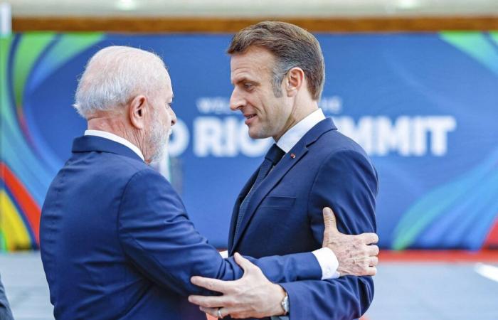 Brigitte ed Emmanuel Macron si divertono per le strade di Rio con il sindaco della città: i residenti sono pazzi