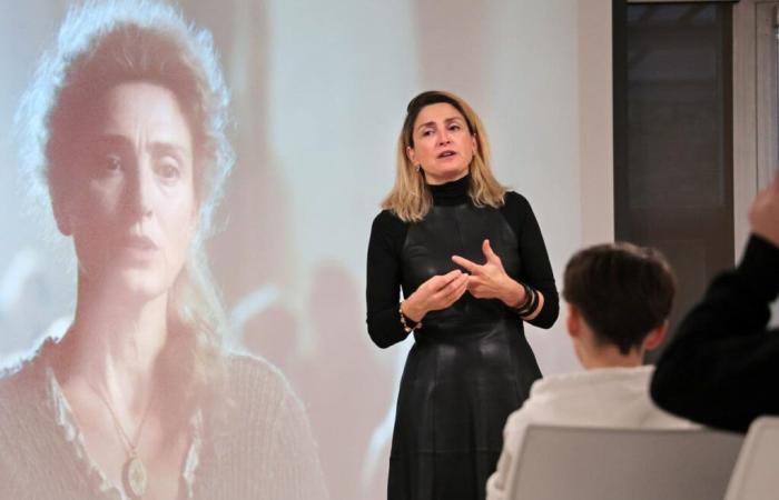 “Non sono le donne ad essere fragili, sono i loro diritti”, ricorda Julie Gayet in visita ad un collegio delle Landes