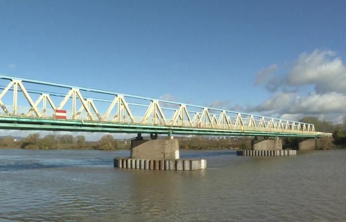 Una buca nella carreggiata di un ponte sconvolge la vita quotidiana di 20.000 automobilisti