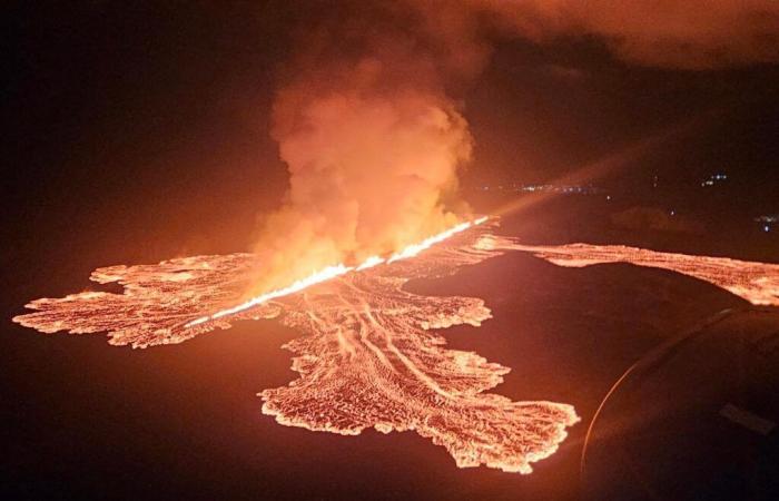 Il vulcano Sundhnjukagigar erutta in Islanda, evacuata la città di Grindavik