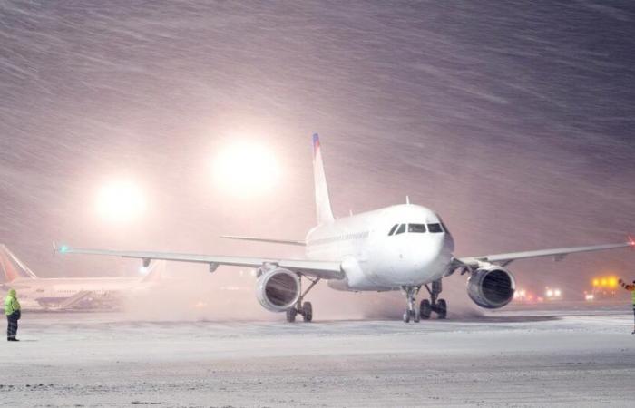 La neve provoca notevoli ritardi all'aeroporto di Parigi-Charles-de-Gaulle, il 10% dei voli cancellati