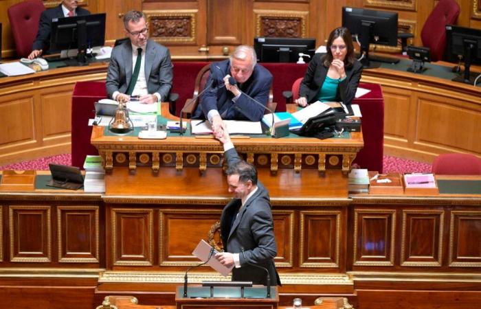 Il Senato adotta un provvedimento volto a far lavorare sette ore in più all'anno, senza retribuzione, per finanziare le politiche di autonomia