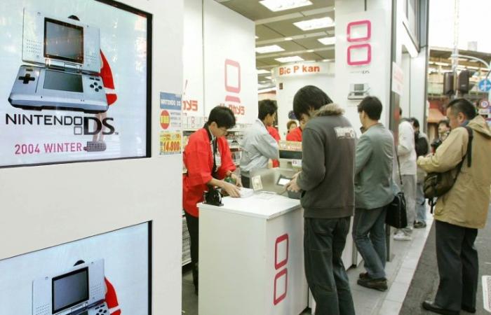 Videogioco: la console portatile Nintendo DS, un successo di pubblico sempre più ampio, festeggia il suo 20° anniversario