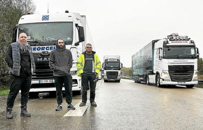 Fermandosi sulla RN12 vicino a Morlaix a causa della neve, i camionisti ne approfittano per “socializzare”