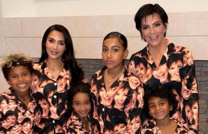 Kim Kardashian posa con i suoi 4 figli