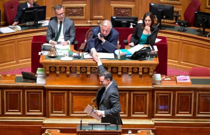 Il Senato adotta un provvedimento volto a far lavorare sette ore in più all'anno, senza retribuzione, per finanziare le politiche di autonomia