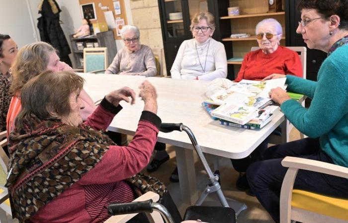 “La cura attraverso i libri”: quando gli ospiti delle case di riposo lavorano sulla memoria grazie alla biblioterapia