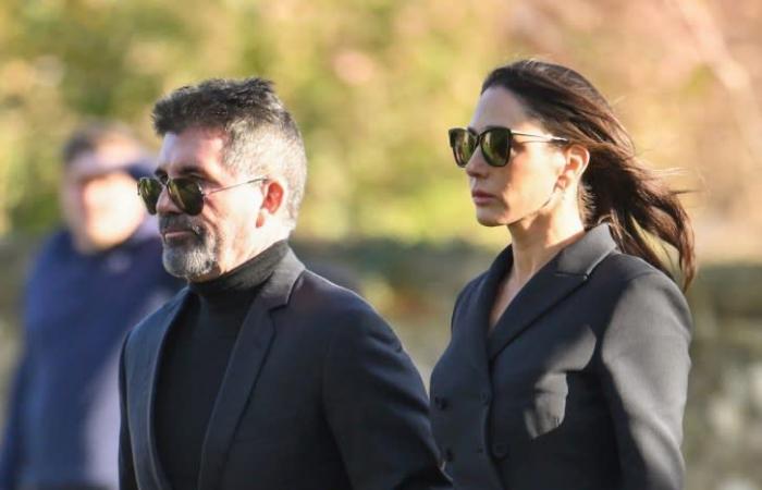 Simon Cowell scoppia a piangere e abbraccia i genitori di Liam Payne al funerale del defunto cantante nel Regno Unito