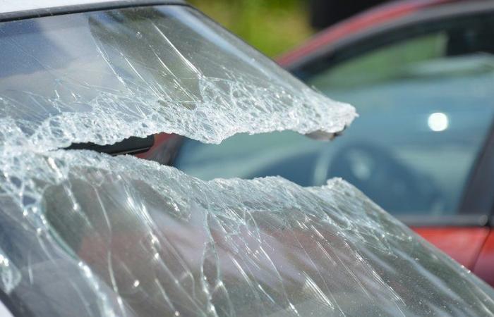 Dall'alto di un ponte lanciano sassi contro un'auto e uccidono una madre: due minorenni di 15 e 16 anni condannati a nove anni di carcere