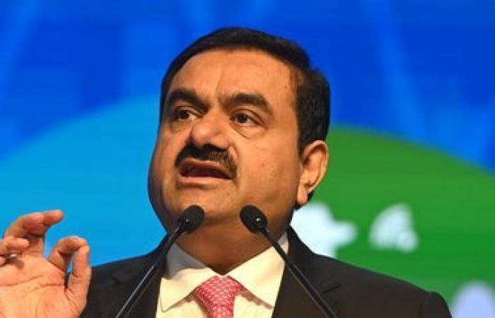 Il magnate indiano Gautam Adani incriminato per corruzione negli Stati Uniti, il suo gruppo crolla in Borsa