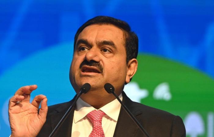 Il miliardario indiano Adani, vicino a Narendra Modi, è accusato di aver pagato tangenti per centinaia di milioni di dollari alla giustizia statunitense