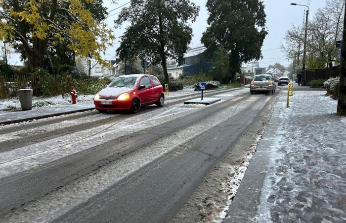 DIRETTO. “I marciapiedi sono diventati rapidamente scivolosi.” Neve a Rennes, Fougères, Saint-Brieuc, ghiaccio sulle strade, vento forte.